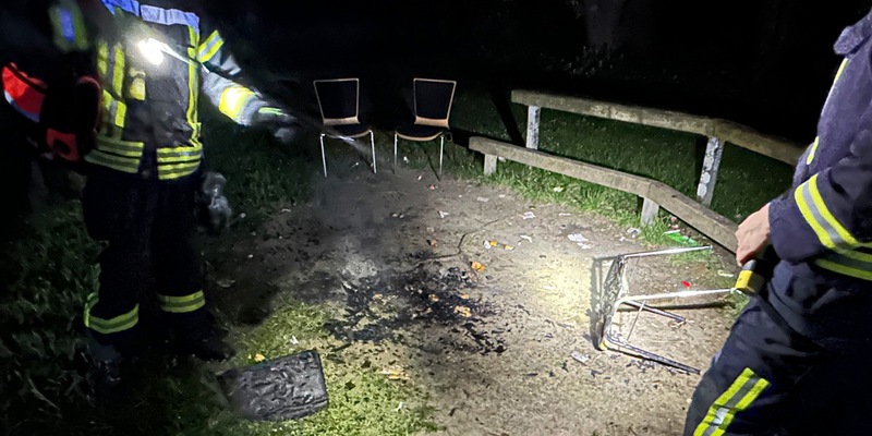 FFW Schwalmtal: Feuerwehr löscht brennenden Unrat - Foto: presseportal.de