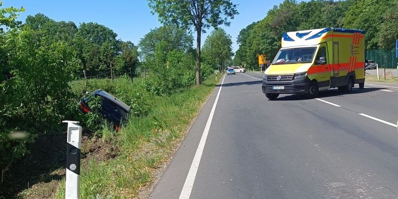 POL-STD: BMW-Fahrer kommt alkoholisiert von der Bundesstraße ab und überschlägt sich mit seinem Fahrzeug - Foto: presseportal.de