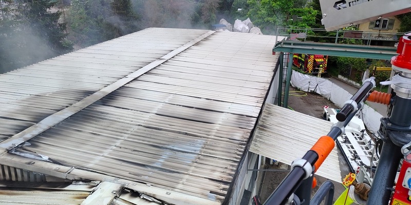 FW Konstanz: Brand einer Lagerhalle - Foto: presseportal.de