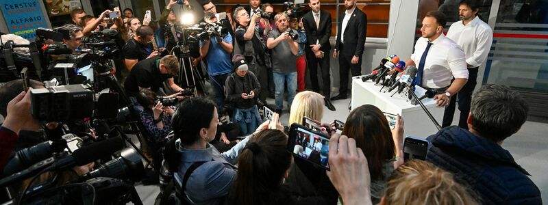 Innenminister Matus Sutaj Estok informiert auf einer Pressekonferenz. Das Attentat auf Fico hat nach Einschätzung der Regierung ein «klar politisches Motiv». - Foto: Denes Erdos/AP/dpa