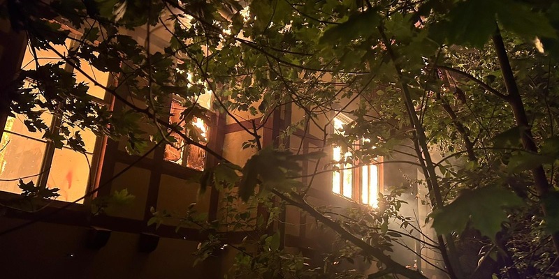 FW Dresden: Einsatzreiche Nacht für die Feuerwehr Dresden - Großbrand in Loschwitz - Foto: presseportal.de
