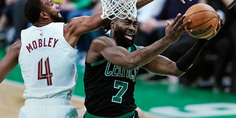 Jaylen Brown (r) von den Boston Celtics zieht zum Korb der Cleveland Cavaliers. - Foto: Charles Krupa/AP