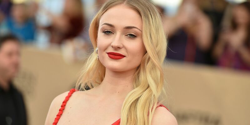 Die britische Schauspielerin Sophie Turner («Game of Thrones») übernimmt für eine neue Serie die Rolle als Action-Heldin Lara Croft. (Archivbild) - Foto: Jordan Strauss/AP/dpa