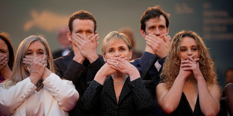 «Moi aussi» (frz. für «Me Too») zeigt um die 1000 Menschen in einer Straße in Paris. - Foto: Andreea Alexandru/Invision/AP/dpa