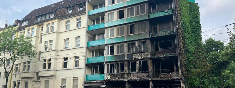 Bei dem Brand des Wohnhauses in Düsseldorf gab es Tote und Verletzte. - Foto: Jana Glose/dpa