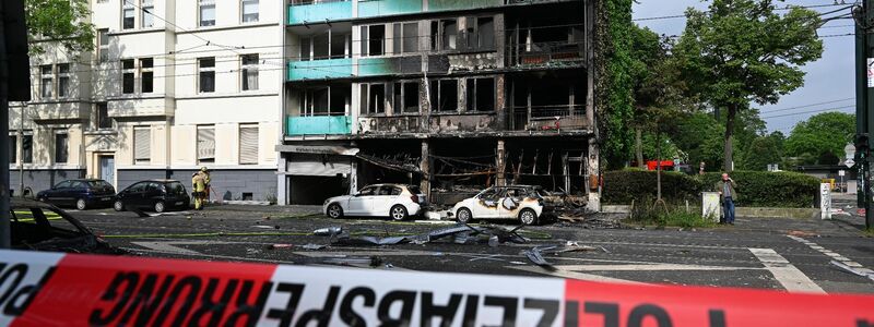 Zuerst brannte ein Kiosk... - Foto: Federico Gambarini/dpa