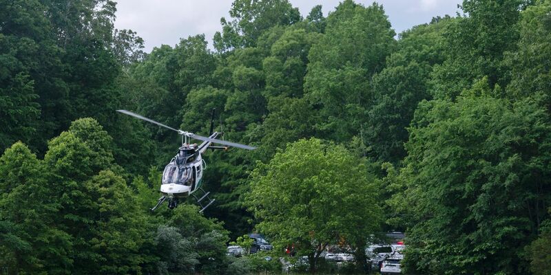 Einsatz von Polizei und Sicherheitskräften in der Nähe der Absturzstelle in Leipers Fork im US-Bundesstaat Tennessee. - Foto: Nicole Hester/The Tennessean/AP/dpa