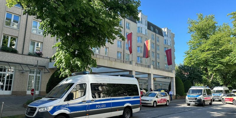 Polizeifahrzeuge vor dem Hamburger Élysée-Hotel. - Foto: Steven Hutchings/dpa