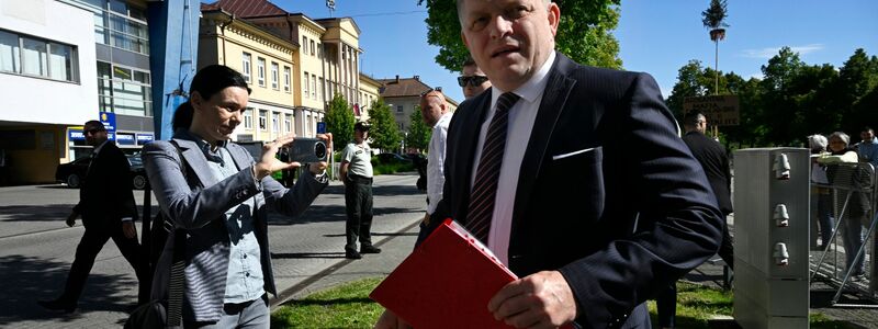 Nach dem Attentat auf den slowakischen Regierungschef Robert Fico schwebt der Politiker weiter in Lebensgefahr. - Foto: Radovan Stoklasa/TASR/dpa