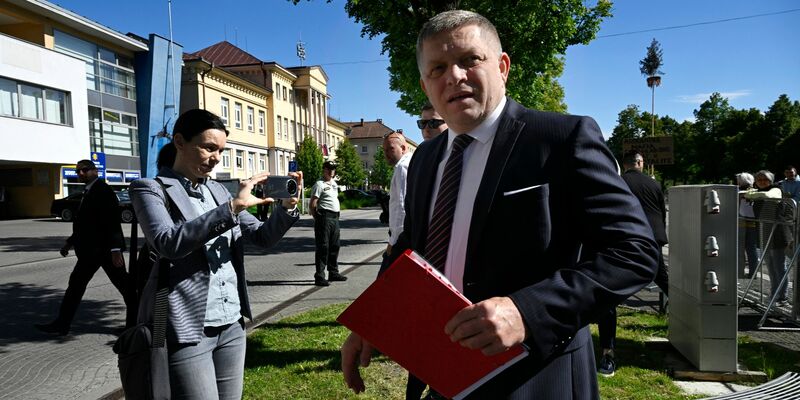 Der slowakische Premierminister Robert Fico ist nach dem Attentat auf ihn außer Lebensgefahr. - Foto: Radovan Stoklasa/TASR/dpa