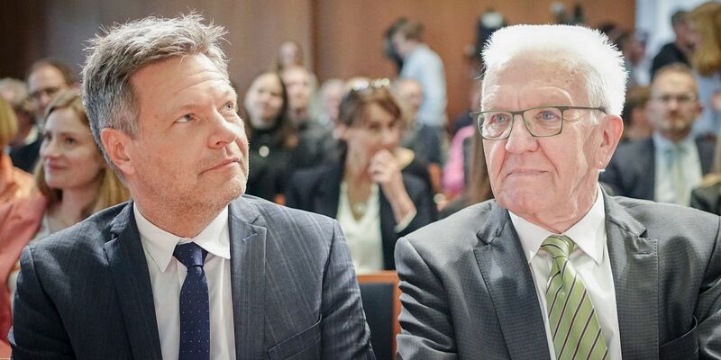 Baden-Württembergs Ministerpräsident Winfried Kretschmann (r) setzt für die Bundestagswahl auf Vize-Kanzler Robert Habeck als Spitzenkandidat (Archivbild). - Foto: Kay Nietfeld/dpa