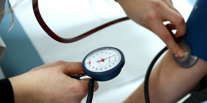 Zwischen 20 und 30 Millionen Menschen sind in Deutschland von Bluthochdruck betroffen. - Foto: Britta Pedersen/dpa-Zentralbild/dpa