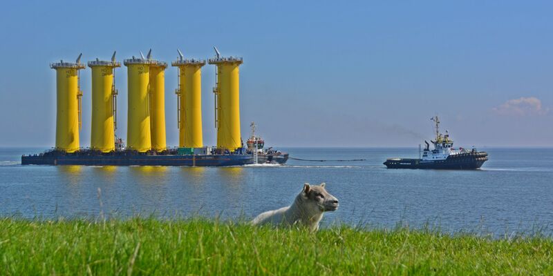 Die sogenannten Transition Pieces für den Offshore-Windpark «He Dreiht» werden bereits transportiert. - Foto: Magnus Reinke OIM/EnBW/dpa