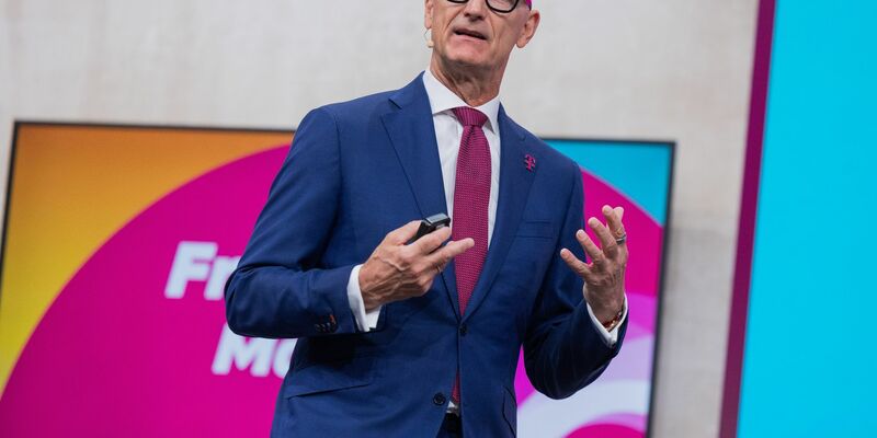 Timotheus Höttges von der Deutschen Telekom warnt: «Die Flächendeckungsauflagen gehen am Kundennutzen vorbei, sie sind nicht verhältnismäßig und vor allem sind sie auch praktisch kaum umsetzbar.» - Foto: Rolf Vennenbernd/dpa