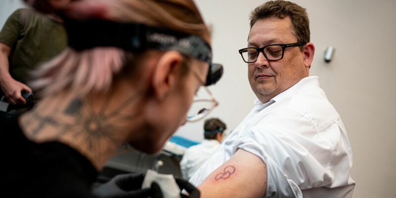 Stefan Schwartze lässt sich ein Organspende-Tattoo stechen. - Foto: Fabian Sommer/dpa