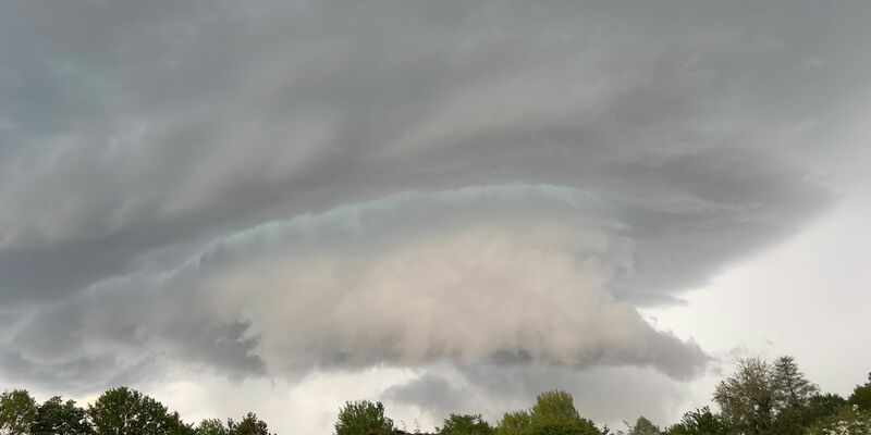 Im Südwesten und Westen kann es zu teils kräftigen Gewittern und Dauerregen kommen. - Foto: Philipp von Ditfurth/dpa