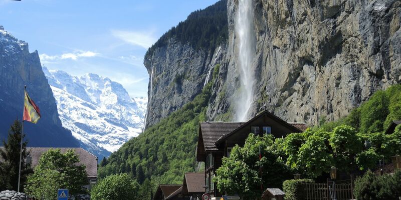 Das als Fotomotiv beliebte Wahrzeichen von Lauterbrunnen: der Wasserfall Staubbachfall. - Foto: Thomas Burmeister/dpa