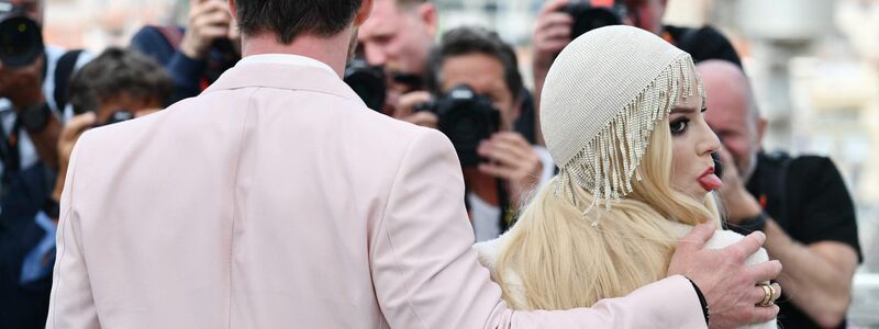 Anya Taylor-Joy streckt ihre Zunge heraus. - Foto: Christophe Simon/AFP/dpa