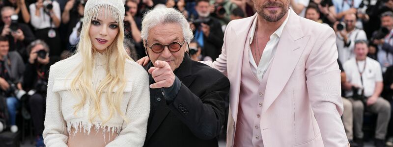 Der Regisseur und seine Hauptdarsteller: George Miller (M) mit Anya Taylor-Joy und Chris Hemsworth. - Foto: Scott A Garfitt/Invision/AP/dpa