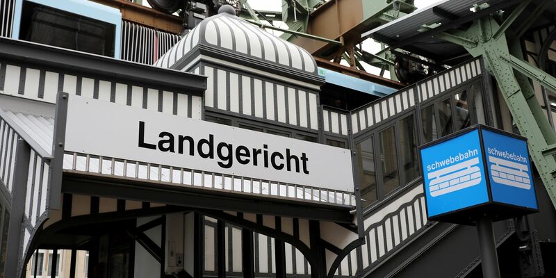 Die Schwebebahn-Haltestelle Landgericht in Wuppertal. - Foto: Oliver Berg/dpa