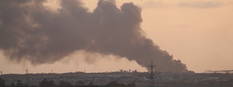 Rauch über dem Gazastreifen: Israel hat angekündigt, weitere Truppen nach Rafah zu entsenden. - Foto: Jamal Awad/XinHua/dpa