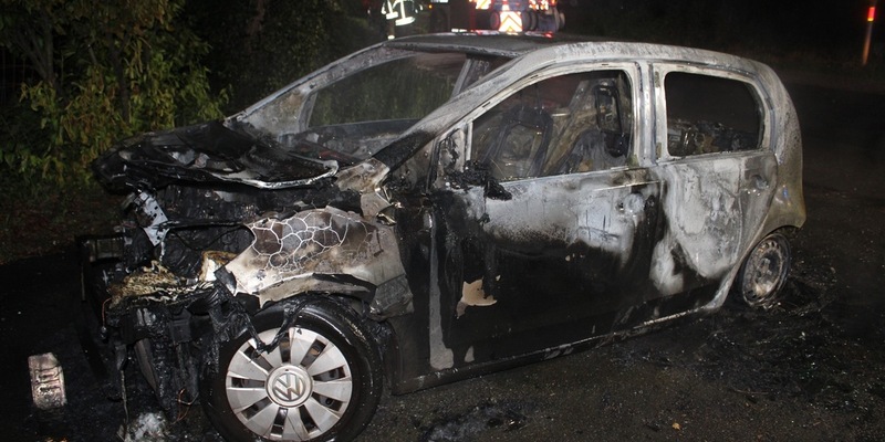 POL-DU: Rahm/Neudorf: Zwei Autos in Vollbrand - Kripo sucht Zeugen - Foto: presseportal.de