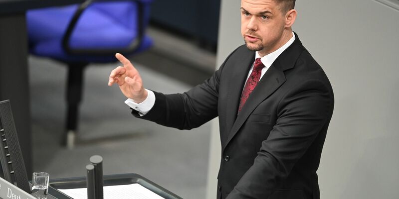 Gnauck vertritt die AfD im parlamentarischen Verteidigungsausschuss. - Foto: Jessica Lichetzki/dpa