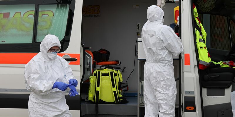 Den ganzen Tag über lief in Singen ein Großeinsatz. Unter anderem waren Rettungssanitäter in Schutzanzügen zu sehen. - Foto: Förster/Südwestdeutsches Mediennetzwerk/dpa