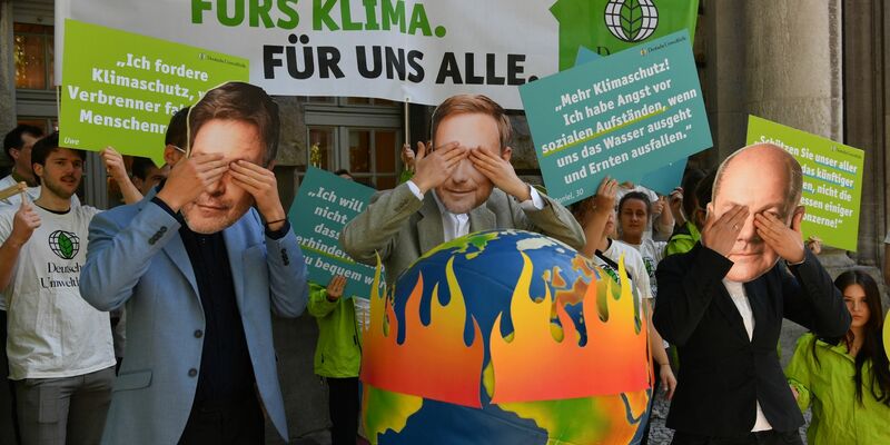 Vor dem Oberverwaltungsgericht Berlin-Brandenburg protestierten Aktivisten der Deutschen Umwelthilfe. - Foto: Paul Zinken/dpa