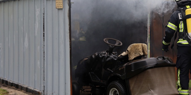 FW Hambühren: Garagenbrand unterbricht Übung der Feuerwehr - Warnung vor der Nutzung von Gasbrennern zur Unkrautvernichtung - Foto: presseportal.de