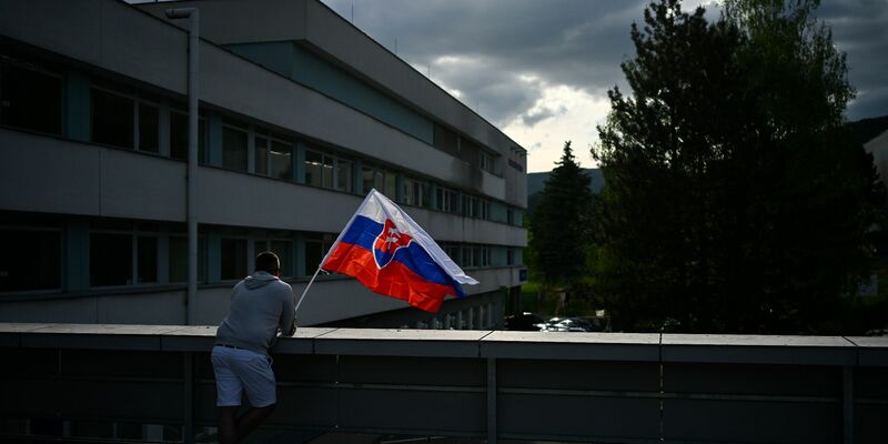 Das Attentat auf den slowakischen Ministerpräsidenten Robert Fico hatte nach Einschätzung der Regierung ein «politisches Motiv». - Foto: Denes Erdos/AP/dpa