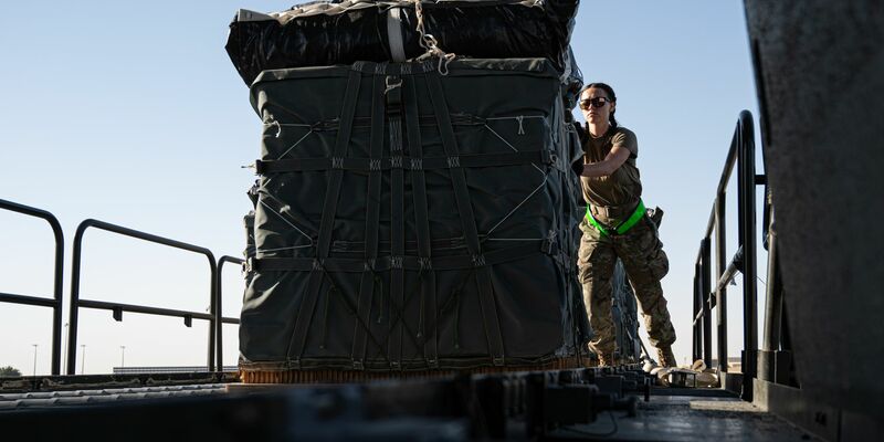 Eine Pilotin der U.S. Air Force lädt Paletten mit humanitären Hilfsgütern, die für den Gazastreifen bestimmt sind, an Bord eines Flugzeugs. - Foto: U.S Air Force/ZUMA Press Wire/dpa