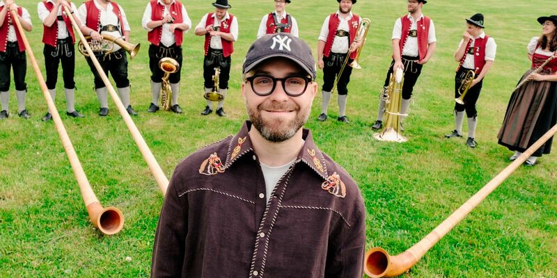 Auch sie stimmen auf die EM mit ein: Alphornbläser in Mark Forsters Video zu «Wenn du mich rufst». - Foto: Justin Bässler/Check your head/dpa