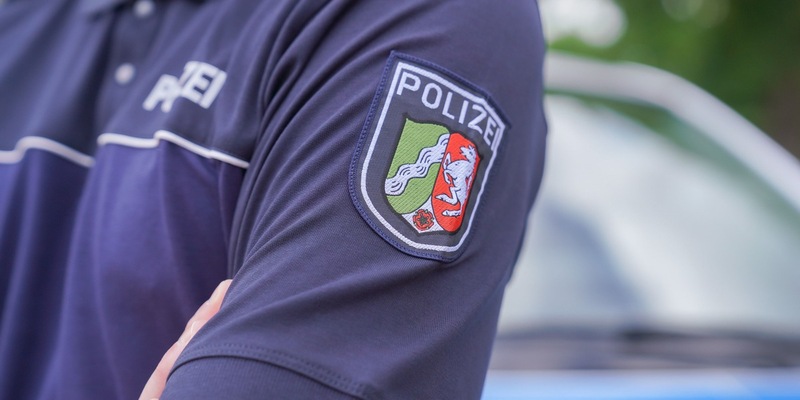 POL-LZPD: LZPD NRW übergibt neue Heimtrikots an Einsatzkräfte - Polizistinnen und Polizisten in neuem Outfit auf Streife - Foto: presseportal.de