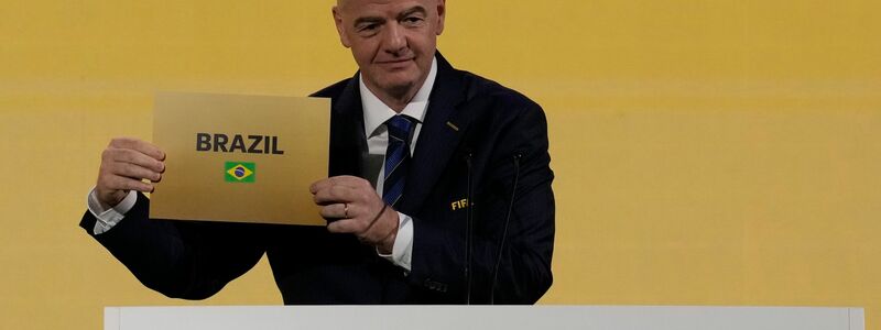 FIFA-Präsident Gianni Infantino verkündet beim FIFA-Kongress, dass Brasilien als Gastgeber der Frauenfußball-WM 2027 ausgewählt worden ist. - Foto: Sakchai Lalit/AP/dpa