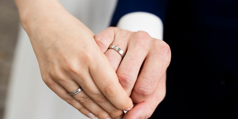 Ein gemeinsamer Doppelname nach der Hochzeit: Ab Mai 2025 soll das möglich sein. - Foto: Rolf Vennenbernd/dpa