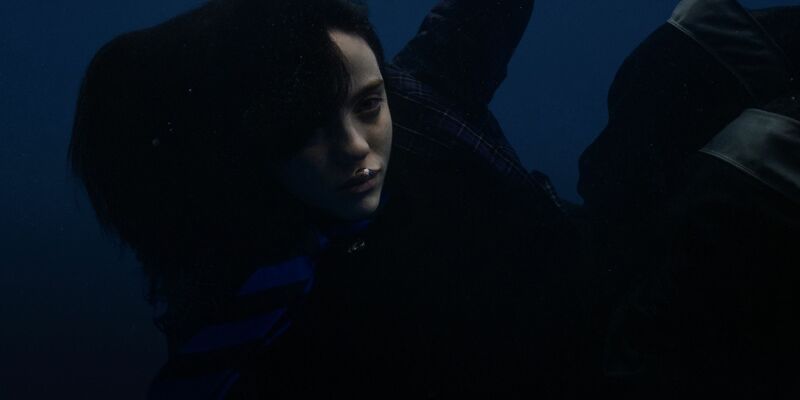 Billie Eilish allein unter Wasser. - Foto: Universal Music/dpa