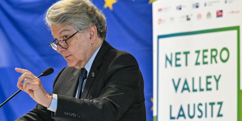Industriekommissar Thierry Breton über das «Netto-Null-Valley»: «Die EU-Kommission ist bereit, dieses Vorhaben zu unterstützen.» - Foto: Patrick Pleul/dpa