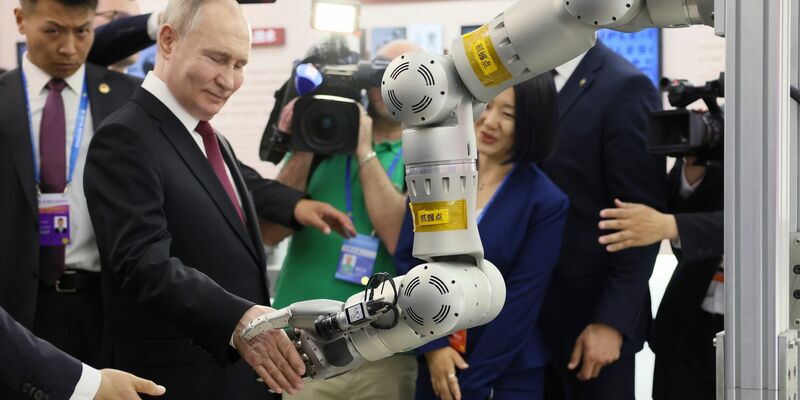 Auf diesem von der staatlichen russischen Nachrichtenagentur Sputnik via AP veröffentlichten Foto besucht der russische Präsident Wladimir Putin eine Ausstellung im Harbin Institute of Technology in Harbin in der nordostchinesischen Provinz Heilongjiang. - Foto: Mikhail Metzel/Pool Sputnik Kremlin/AP/dpa