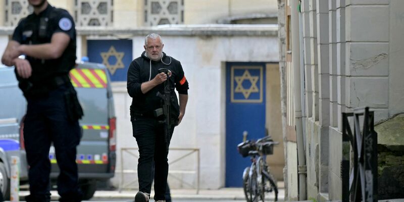 Die französische Polizei hat in Rouen einen mit einem Messer und einer Metallstange bewaffneten Mann erschossen, der im Verdacht steht, eine Synagoge in der Normandie-Stadt in Brand gesetzt zu haben. - Foto: Lou Benoist/AFP/dpa