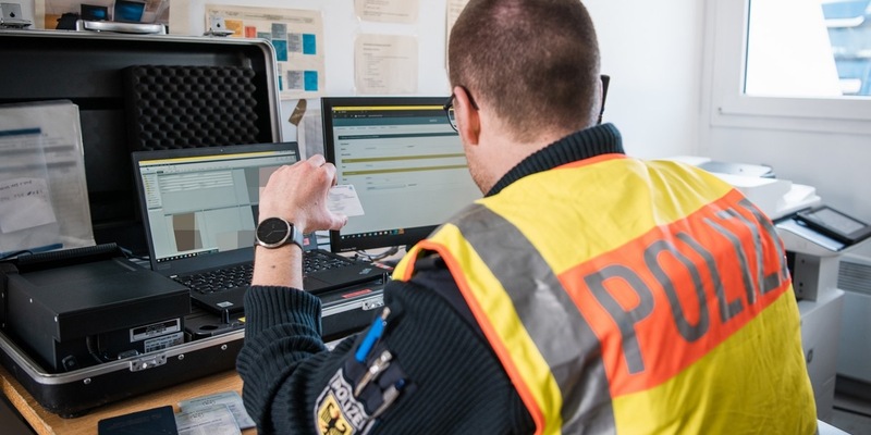 Bundespolizeidirektion München: Gefälschter norwegischer und belgischer Ausweis/ Bundespolizei verweigert syrischen Busreisenden die Einreise - Foto: presseportal.de