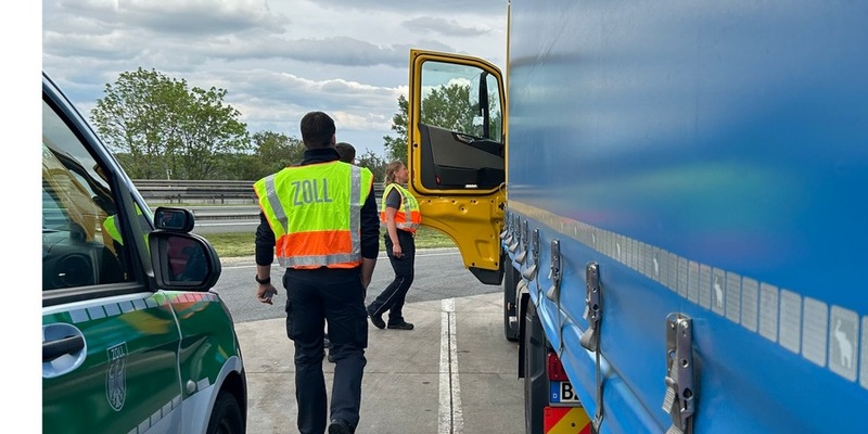 HZA-EF: Großkontrolle des Zolls auf Autobahn 72 / Zoll und Polizei auf Rastanlage Großzöbern im Einsatz - Foto: presseportal.de