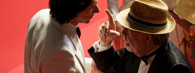 Adam Driver (l) unterhält sich mit Regisseur Francis Ford Coppola auf dem roten Teppich. - Foto: Andreea Alexandru/Invision/AP/dpa