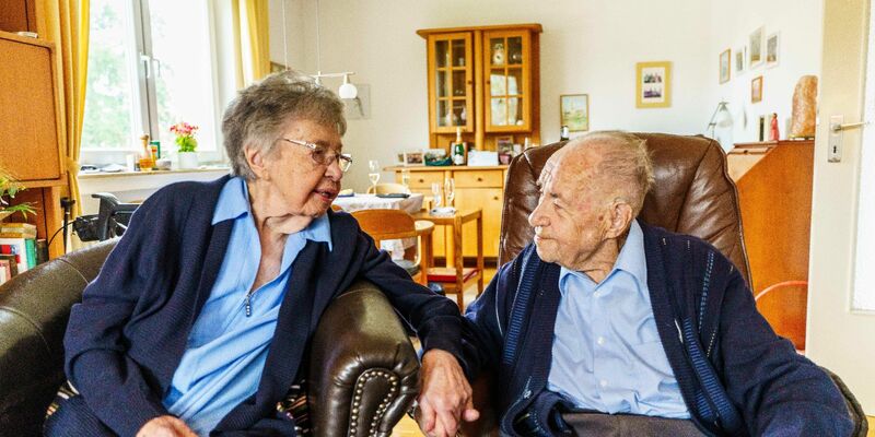 Ursula und Gottfried Schmelzer blicken auf ein bewegtes Leben zurück. - Foto: Andreas Arnold/dpa