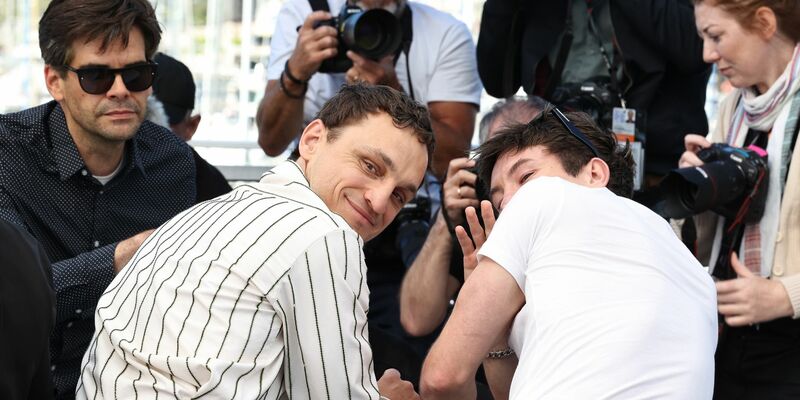 Franz Rogowski (l) und Barry Keoghan stellen ihren Film «Bird» in Cannes vor. - Foto: Marina Takimoto/ZUMA Press Wire/dpa