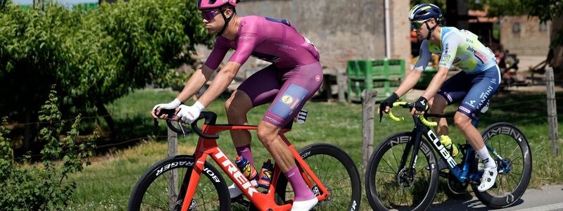 Jonathan Milan (l) holte sich auf der 13. Etappe seinen insgesamt dritten Tageserfolg beim diesjährigen Giro. - Foto: Marco Alpozzi/LaPresse via ZUMA Press/dpa