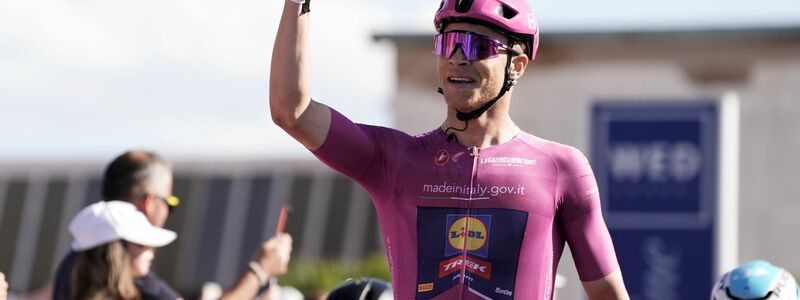 Jonathan Milan holte sich auf der 13. Etappe seinen insgesamt dritten Tageserfolg beim diesjährigen Giro. - Foto: Fabio Ferrari/LaPresse/AP/dpa