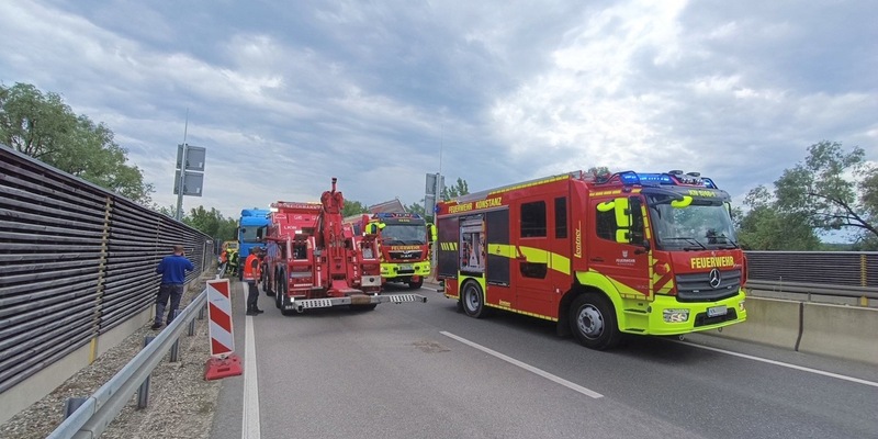 FW Reichenau: Nach Unfall läuft aus LKW-Tank Diesel aus, B33, Tunneleinfahrt Reichenau-Waldsiedlung, 16.05.2024 - Foto: presseportal.de
