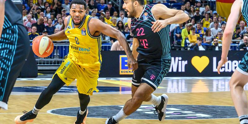 Sterling Brown (l) und die Albatrosse holten in der Serie gegen die Telekom Baskets Bonn das 1:0. - Foto: Andreas Gora/dpa