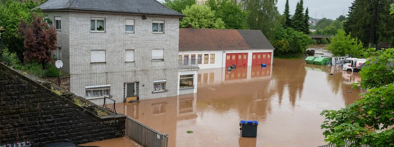 Das Hochwasser der Theel hat Teile der Innenstadt von Lebach überflutet. - Foto: Harald Tittel/dpa